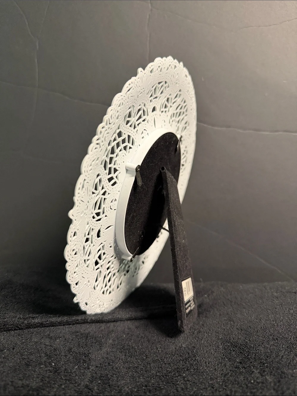 BNWT PARISIAN HOME 8” ROUND WHITE METAL LACE DESIGN PICTURE FRAME 4 x 4 OPENING